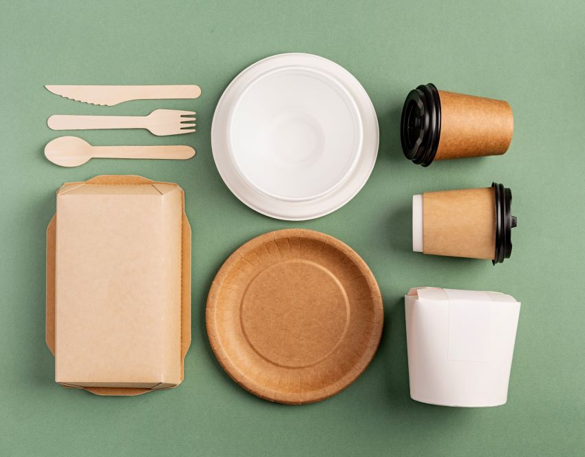 cubiertos, platos y envoltorios de cartón marketing sostenible