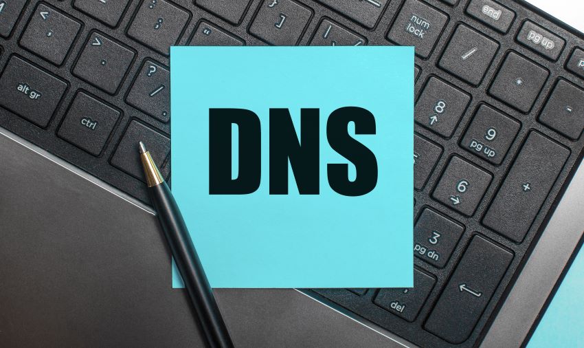 Registro DNS en post it azul