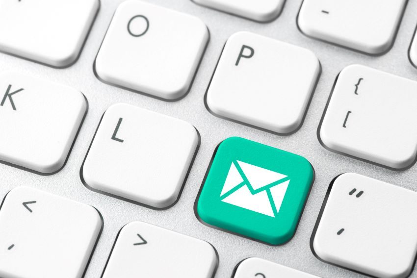 teclado de ordenador con una tecla verde con el icono de un email