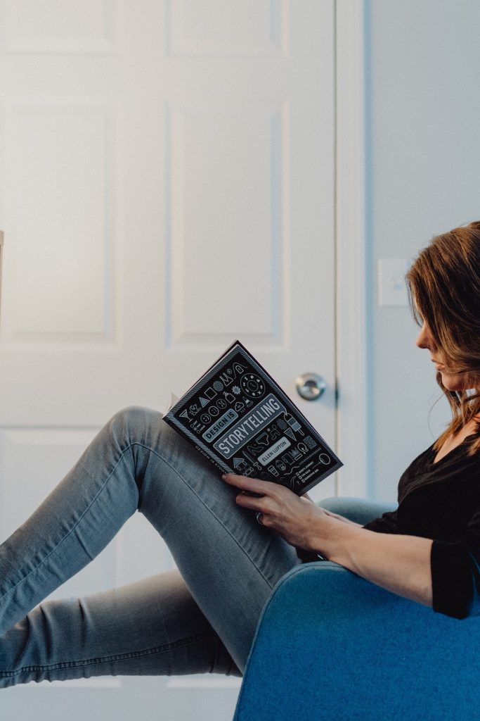 chica leyendo libro sobre storytelling